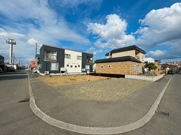 【1号地 現地写真】
全4区画の分譲地のご紹介です。現在更地。お住まいが完成し建ち並ぶと、素敵な一画になりそうですね。
(2026年4月撮影）