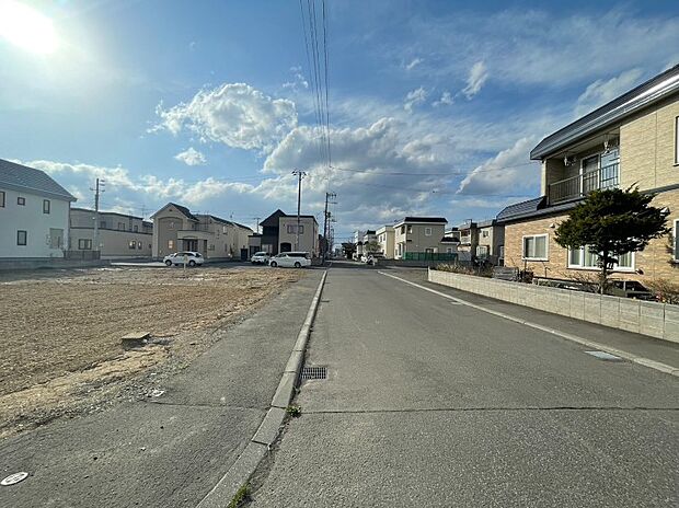 【前面道路】
幅員約8mの公道に面し、スムーズに車の出し入れが行えます。毎日の暮らしに快適さをプラスしてくれますね。
(2026年4月撮影）