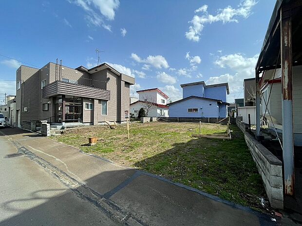 【現地写真】
接道間口は約12mと広く、採光や通風も期待できます。ゆとりのお庭やカースペースもプランニング可能！お車の出し入れも楽々です。
（2026年4月撮影）