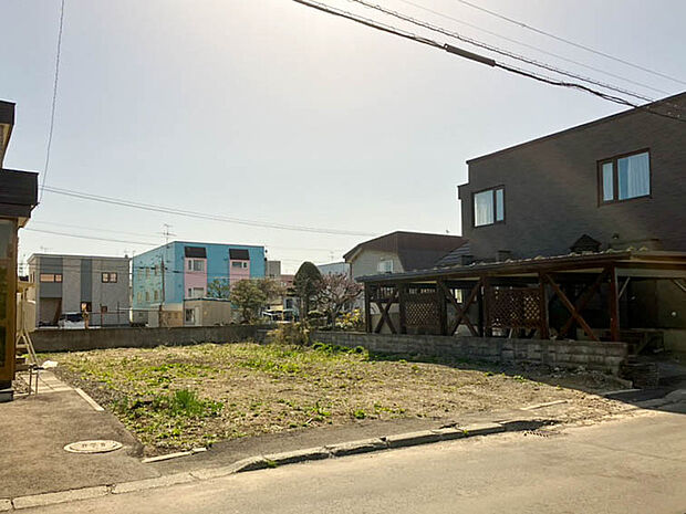 【現地写真】
たっぷりの陽光に包まれる、陽当りの良さが魅力の住環境。約53坪のゆとりある売地が登場です。
（2026年4月撮影）