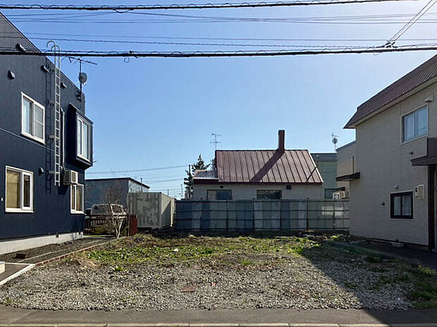 【現地写真】
低層住宅が建ち並ぶ、穏やかな住環境が魅力です。静かな暮らしを叶えるお住まいをぜひご実現ください。
（2026年4月撮影）