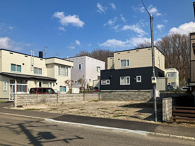 【現地写真】
周辺は閑静な街並みが広がる第一種低層住居専用地域です。穏やかな環境で新生活をスタートしませんか。
（2026年4月撮影）