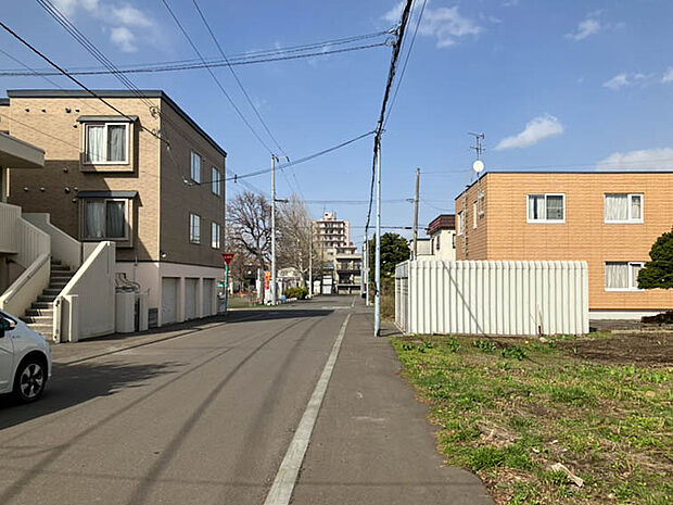【現地写真】
見通しの良い道路は、お住まいの見栄えが良くなるだけでなく、安全性・防犯性も高まります。
（2026年4月撮影）