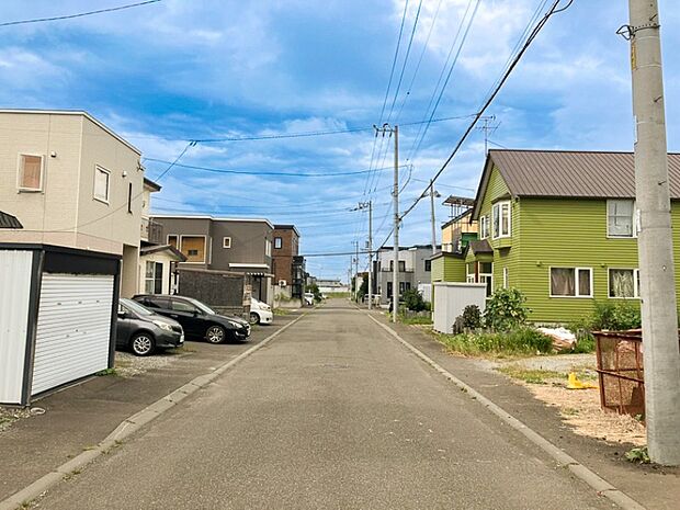 【現地写真】
幅員約8mの道路に面し、見通しが良く開放感のある住環境が魅力。お車の出入りもスムーズです。
(2026年6月撮影)