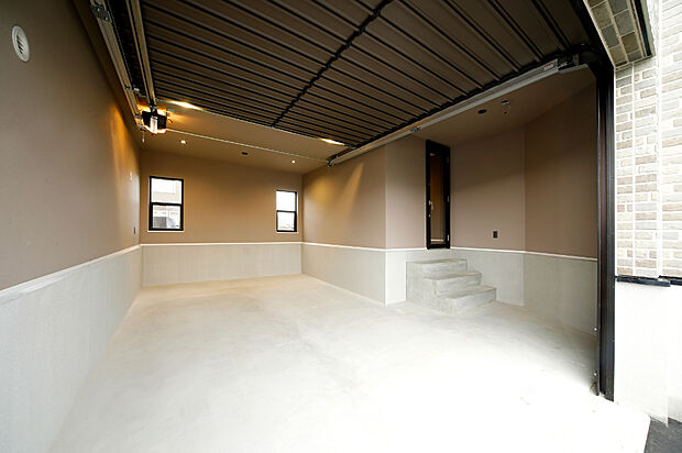 【【ビルトインガレージ】】雪の日も、雨の日も、玄関からそのまま出入りできるビルトインガレージ。車の他に自転車や除雪道具、アウトドア用品の収納も。
（撮影：2022年11月）