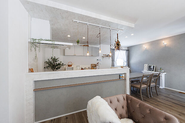 【【キッチン】】下がり天井を取り入れることによって、空間に奥行きが生まれてお部屋全体を広く見せることができますね。（2025年2月撮影）