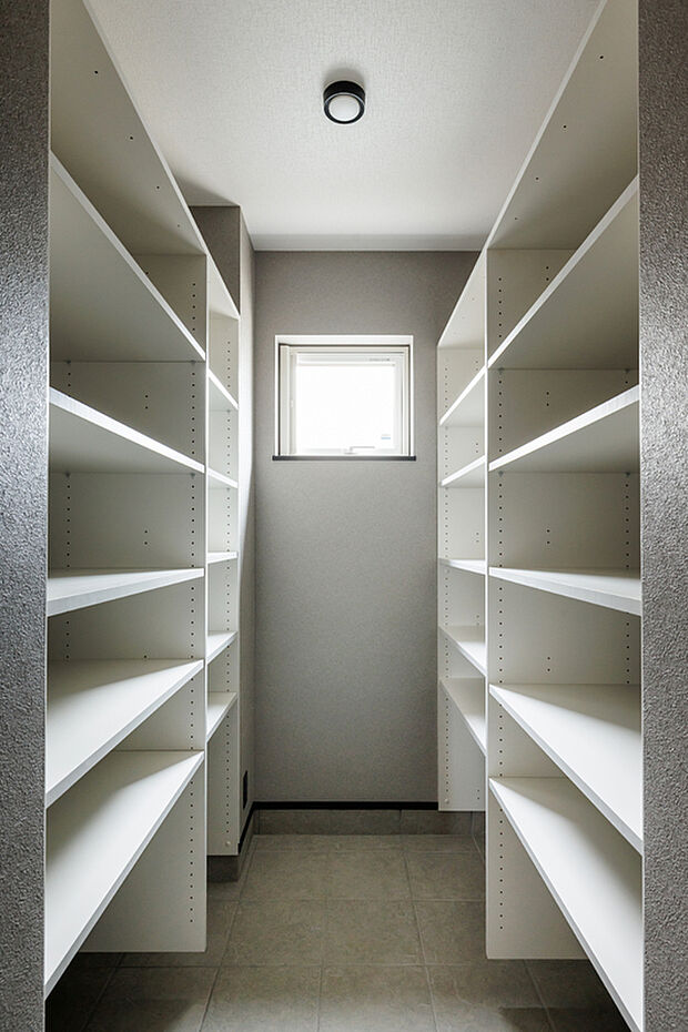 【【1号棟／シューズクローク】】玄関脇に設けられた2帖分の土間収納は、靴やアウトドア用品、ベビーカーなどをしっかりと収めることができる大容量のスペース。使いやすさにこだわった設計で、玄関をいつでもすっきりと保ち、快適な生活をサポート