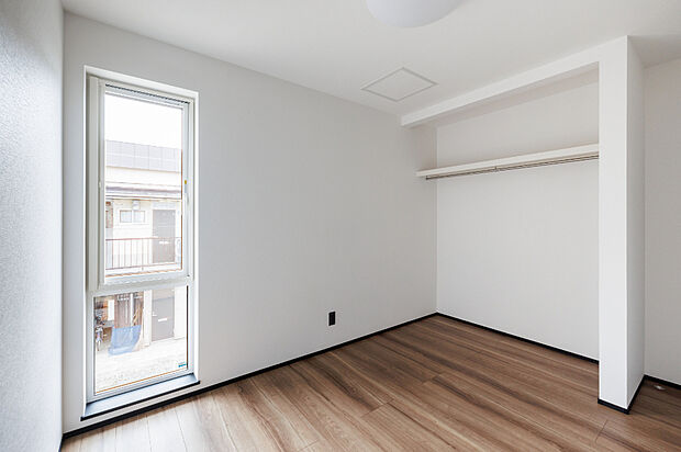 【【1号棟／洋室C】】シングルベッドやデスクを置いても余裕のある5.2帖の洋室。お子さまの成長に合わせて使い方を変えられる、ちょうどいい広さです。
（2025年5月撮影）