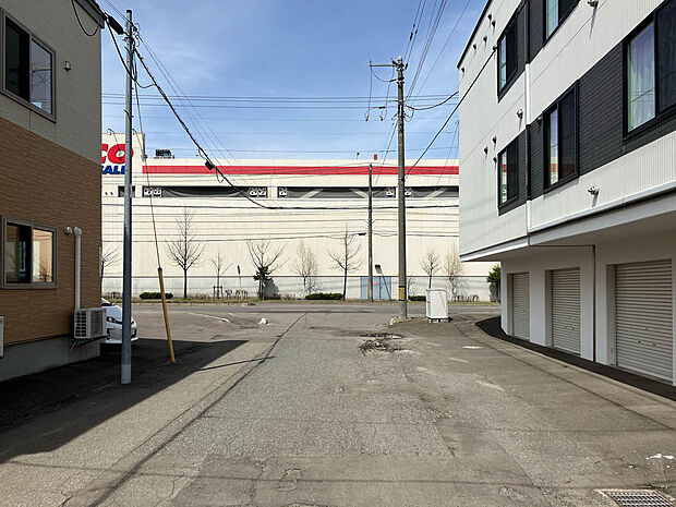 【【現地写真】】コストコホールセール札幌倉庫店まで徒歩約3分。コンビニなども近く、日用品のお買い物に便利な環境です。
(2025年5月撮影）