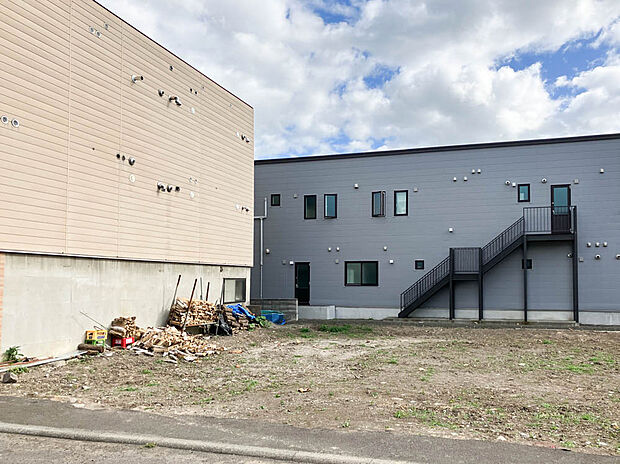 【【現地写真】】買物施設まで徒歩約2分と日々のお買い物にも便利な立地。緑も豊かでのびのびと暮らせる環境も魅力のポイントです。
（2025年10月撮影）