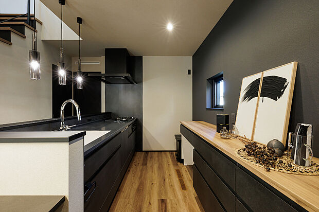 【【1号棟　キッチン】】後ろにも収納スペースがあり使い勝手抜群のキッチン。整理しやすく、調理から片付けまでスムーズにこなせる便利な空間で、家族と一緒に過ごす時間も自然に楽しめます。（2025年9月撮影）