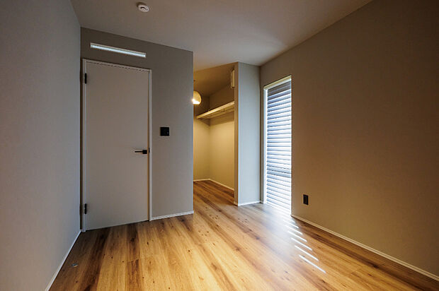 【【1号棟　洋室A】】5.3帖の洋室は、広めのクローゼット付きで収納力も抜群。ゆったりとした空間は、寝室や趣味部屋、ワークスペースなど自由に使え、快適で落ち着いた時間を過ごせます。（2025年9月撮影）