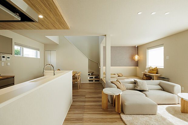 【【2号棟　リビング】】1階にLDKと水回りを集約した、効率的で暮らしやすい間取り。家事や生活の動線がスムーズで、毎日の暮らしを快適にサポートします。リビングと一体感のある対面キッチンからは、調理をしながら家族の様子を見守ることができ、自然な会話も広がります。（2025年9月撮影）