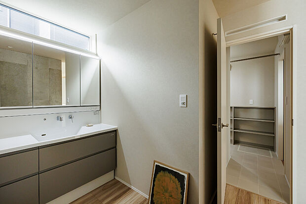 【【2号棟　ユーティリティ】】洗濯機のあるユーティリティと切り離すことで、洗面スペースはいつでも清潔に。家族や来客も気兼ねなく使える快適な空間で、身支度や手洗いがスムーズに行えます。（2025年9月撮影）