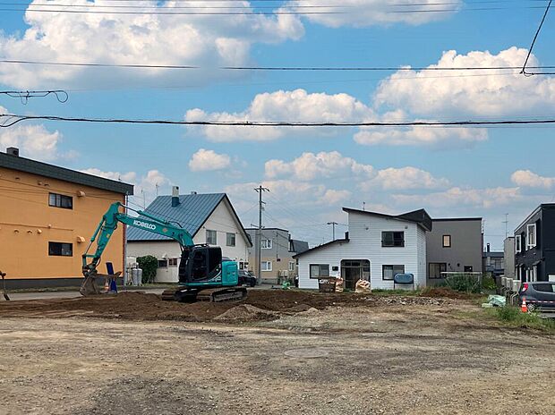【【現地写真】】南東・南西側が公道に面したうれしい立地の物件です。陽当り・風通し良好、暖かい陽射しを感じられます。
(2025年8月撮影）