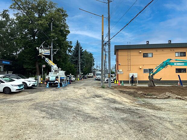 【【現地写真】】前面道路の幅員は6m以上と広く、お車の出し入れもラクラク！お出かけにも便利な立地です。
(2025年8月撮影）