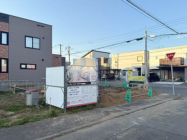 【【現地写真】】幅員8m以上の公道に面し見通しも良好、お車でのすれ違いや駐車もスムーズにできます。
(2025年10月撮影）