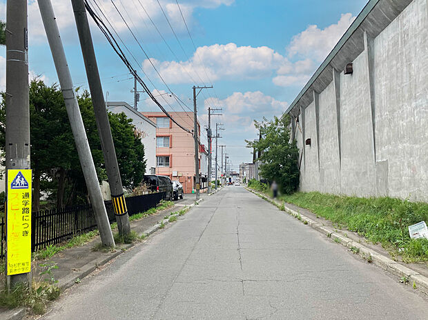 【【現地写真】】比較的車通りの少ない道路に面し、静かな環境で新生活を始められます。ファミリーにもおすすめの立地です。
(2025年8月撮影）