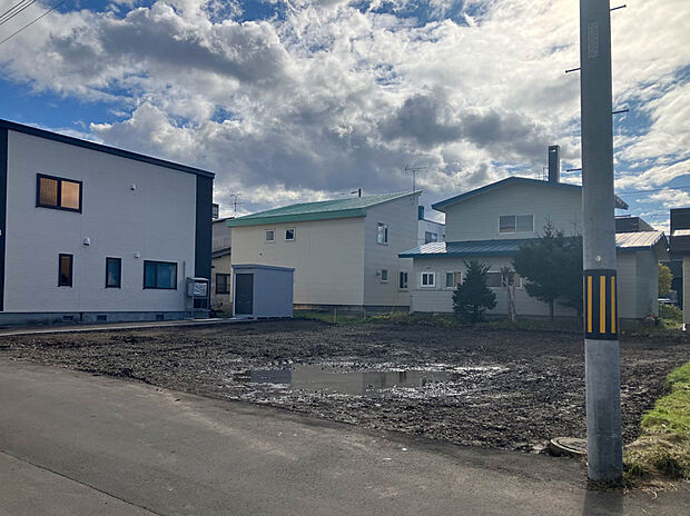 【【現地写真】】現在更地につき解体費用が抑えられ、お引渡し後はスムーズに建築を始められます。土地の広さや建設後のイメージもしやすいですね。
(2025年11月撮影）