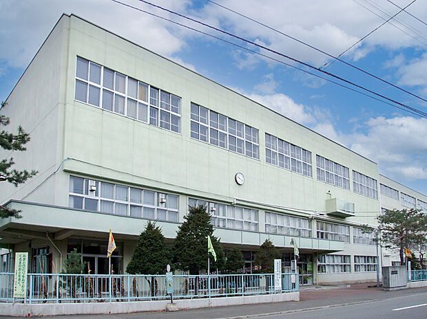 平和通小学校（約650m）