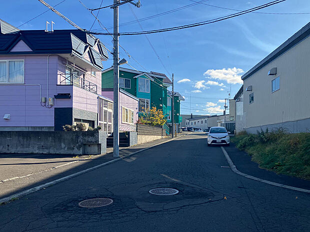 【【現地写真】】車通りの少ない静かな前面道路。きれいに舗装された前面道路は、お住まいの見栄えも良くしてくれますね。
(2025年11月撮影）