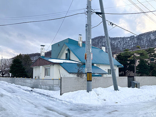 【【現地写真】】現在古家がございますが、2026年4月に解体後更地にてお引渡しになります。解体費用が掛からず、お引き渡し後の建築もスムーズです。
（2025年12月撮影）