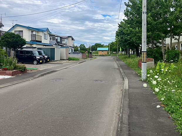 【【現地写真】】緑も豊かでのびのびと暮らせる環境も魅力のポイント。徒歩圏内には教育機関や買物施設の揃い住環境良好です。
(2026年3月撮影)