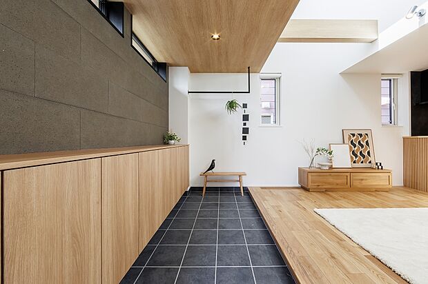 【【土間】】玄関からそのまま伸びる土間が、リビングとゆるやかにつながる設計。ドアを設けず開放感を大切にした空間は、帰宅後すぐに家族の気配を感じられる心地よさをもたらします。
(2025年8月撮影)