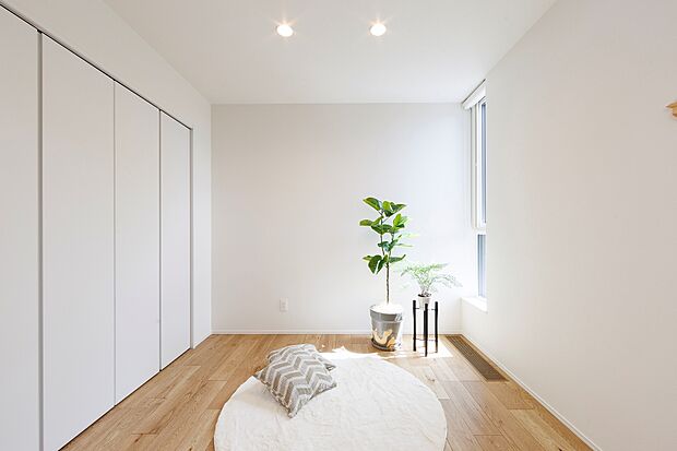 【【洋室】】リビングとつながる明るい洋室は、引き戸を開ければひと続きの大空間に。収納も備え、子どもの遊び場からゲストルームまでシーンに合わせて柔軟に使えます。
(2025年8月撮影)
