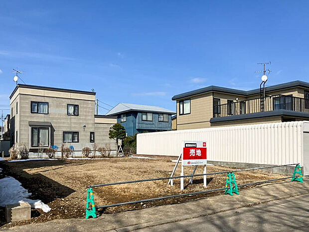 【【現地写真】】周辺は低層住居専用地域の閑静な住宅街につき住環境良好。高い建物が少なく開放感がございます。
（2026年3月撮影）