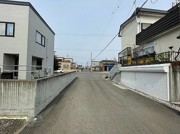 【【現地写真】】北西側の道路は、見通しが良く開放的でありながらも車通りが少なく、落ち着いた印象がございます。
(2026年4月撮影）