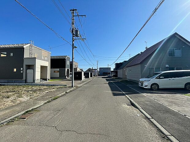 【【現地写真】】接道幅員はゆったり約8mございます。見通しが良く、お車のすれ違いや駐車もラクラクですね。
(2026年4月撮影）