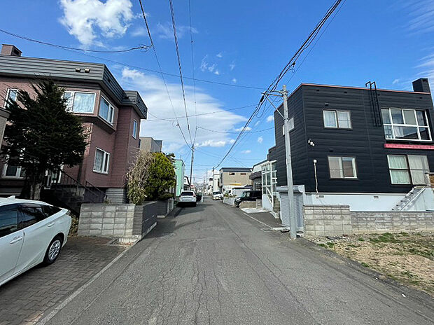 【【現地写真】】幅員約6mのゆとりある前面道路。どこまでも続いていそうな真っ直ぐな道のみです。
(2026年4月撮影）