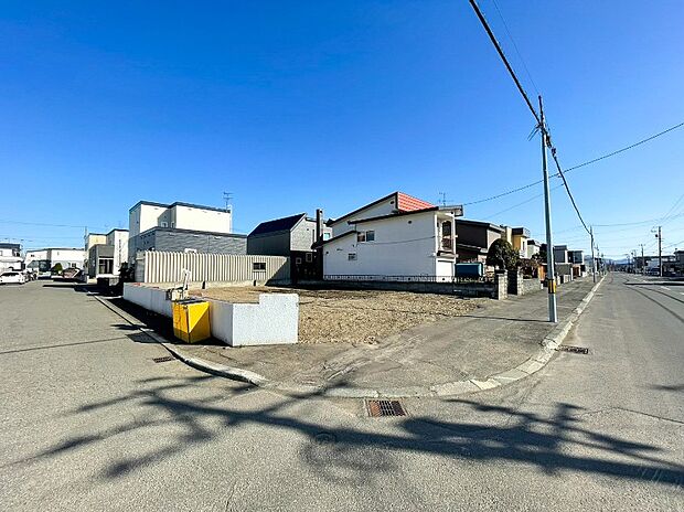 【【現地写真】】現在更地につき即お引渡しが可能、お引き渡し後はスムーズに建築をスタートできます。土地の形状や現地の様子を実際にご確認いただけます。
(2026年4月撮影）