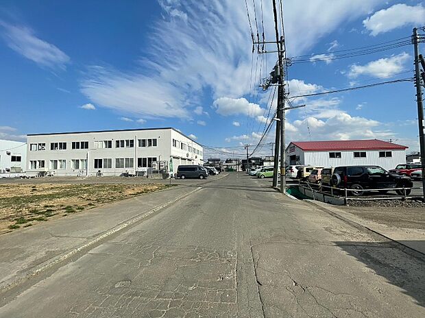 【【西側 前面道路】】周辺には生活利便施設が充実し、日々の暮らしを支えてくれます。教育機関もほど近く、子育てにも優しい立地です。
(2026年4月撮影）