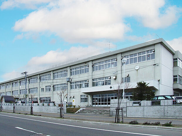 札苗北中学校（約970m）