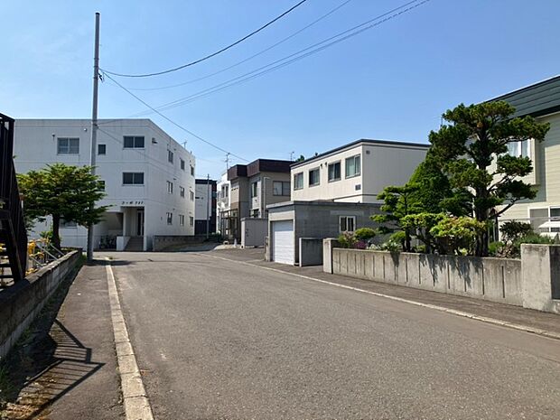 【【現地写真】】周辺は敷地にゆとりのある住宅が建ち並ぶ、穏やかな住宅街。伸びやかな環境で子育て世帯にもおすすめです。
（2026年7月撮影）