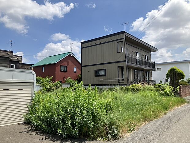 【【現地写真】】幅員約6mの南西側道路に面した、開放感のある区画です。車の出し入れもしやすく、陽当りにも恵まれた、快適な住環境が魅力です。
（2026年8月撮影）