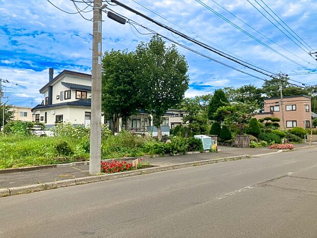 【【現地写真】】周辺は第一種低層住居専用地域の閑静な住宅街につき、静かな環境で新生活をスタートできます。子育て世帯にもおすすめの立地です。
（2026年8月撮影）