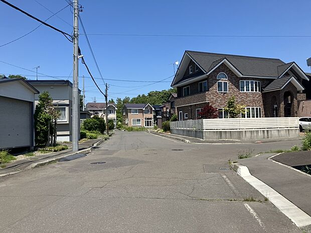 【【現地写真】】幅員約10mの広い公道に面し開放感がございます。お車での外出や駐車にも便利!見通しの良い道路は安全性、防犯性も高まります。
(2026年8月撮影)