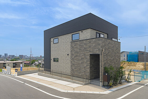 【4号棟モデルハウス】 室内見学可能です。実際の建物の広さや質感、設備などご体感いただけます。