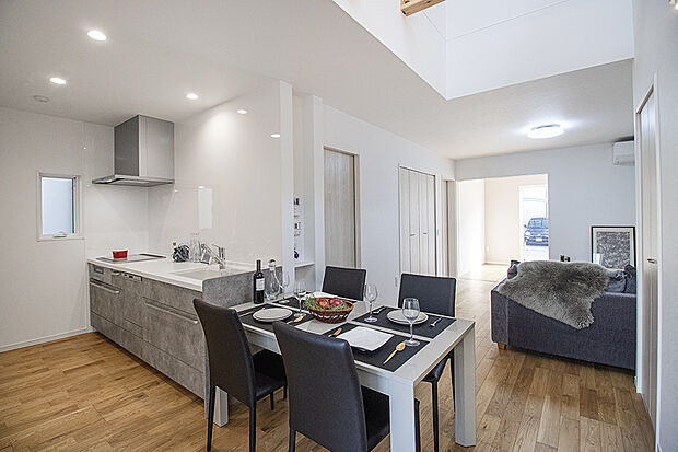 開放的なLDKは家族の憩いの場にぴったりな空間です。