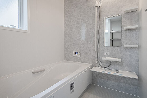 【浴室】浴槽の一部がベンチになっているので、そこに小さいお子さんを座らせてあげることで、大人も子供も快適なお湯の深さになります。