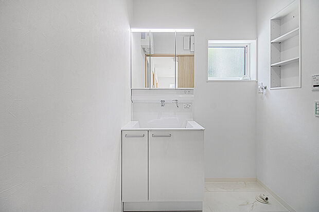 【洗面化粧台】くもりがちな洗面所の鏡もエコミラーならくもりにくいのでストレスを感じず身だしなみを整えられます。