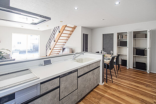 【キッチン】ステンレスでできたキャビネットはキッチンで気になりやすいにおいやカビの繁殖に強く、お手入れがしやすくなっています。