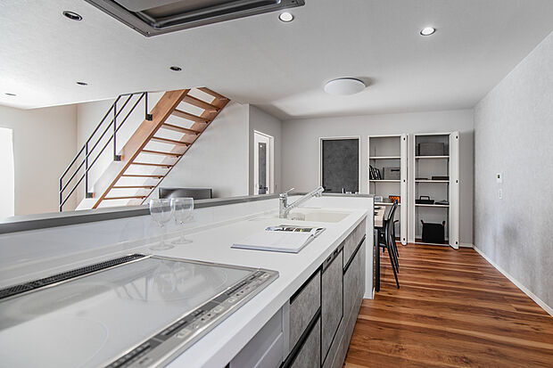 【2号地:キッチン】スタイリッシュなシステムキッチンは家事の時短に効果大の食洗器付き。高温洗浄、節水効果もあり、奥様の家事効率化を図ってくれます◎/2号地