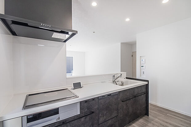 【キッチン】ステンレスでできたキャビネットはキッチンで気になりやすいにおいやカビの繁殖に強く、お手入れがしやすくなっています。