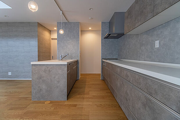 【キッチン】ステンレスでできたキャビネットはキッチンで気になりやすいにおいやカビの繁殖に強く、お手入れがしやすくなっています。