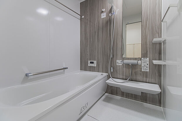 【浴室】浴槽の一部がベンチになっているので、そこに小さいお子さんを座らせてあげることで、大人も子供も快適なお湯の深さになります。