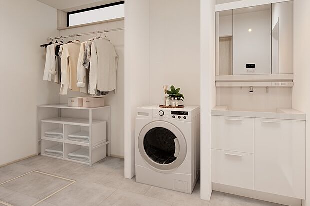 【洗面化粧台イメージ】くもりがちな洗面所の鏡もエコミラーならくもりにくいのでストレスを感じず身だしなみを整えられます。